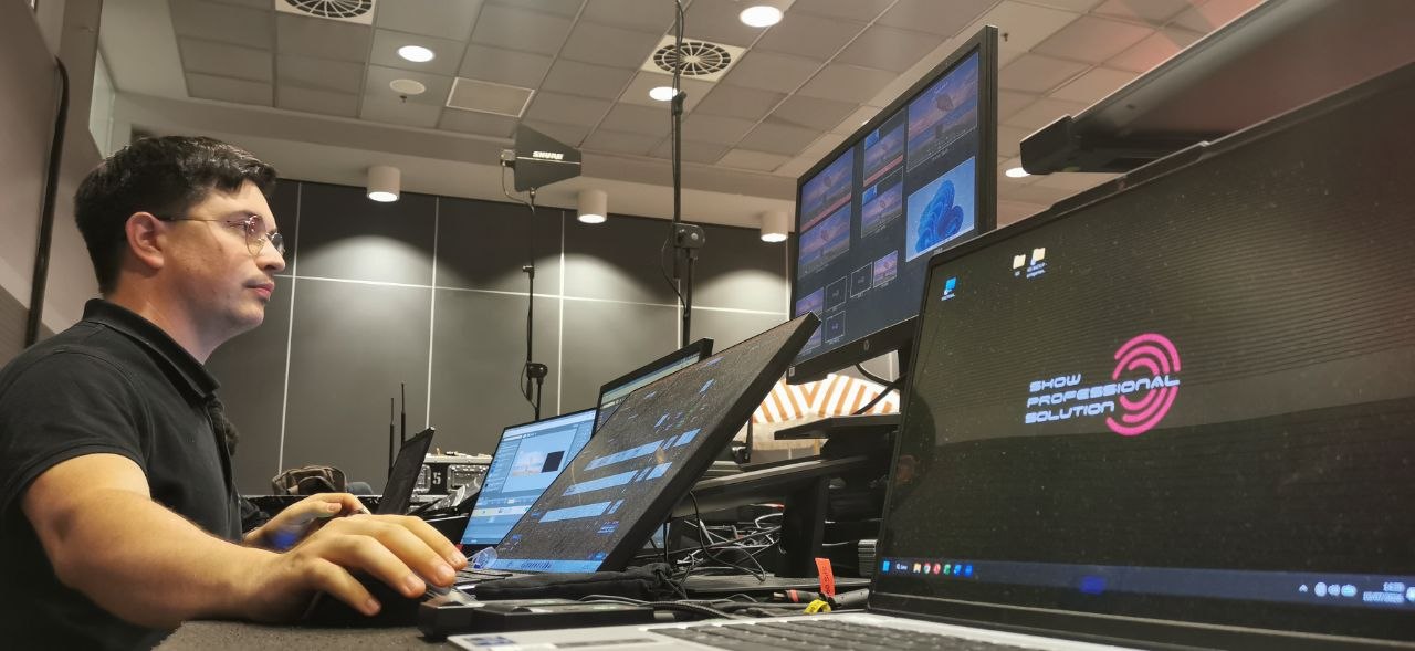 Vittorio Cicchetti al lavoro davanti a una postazione di regia